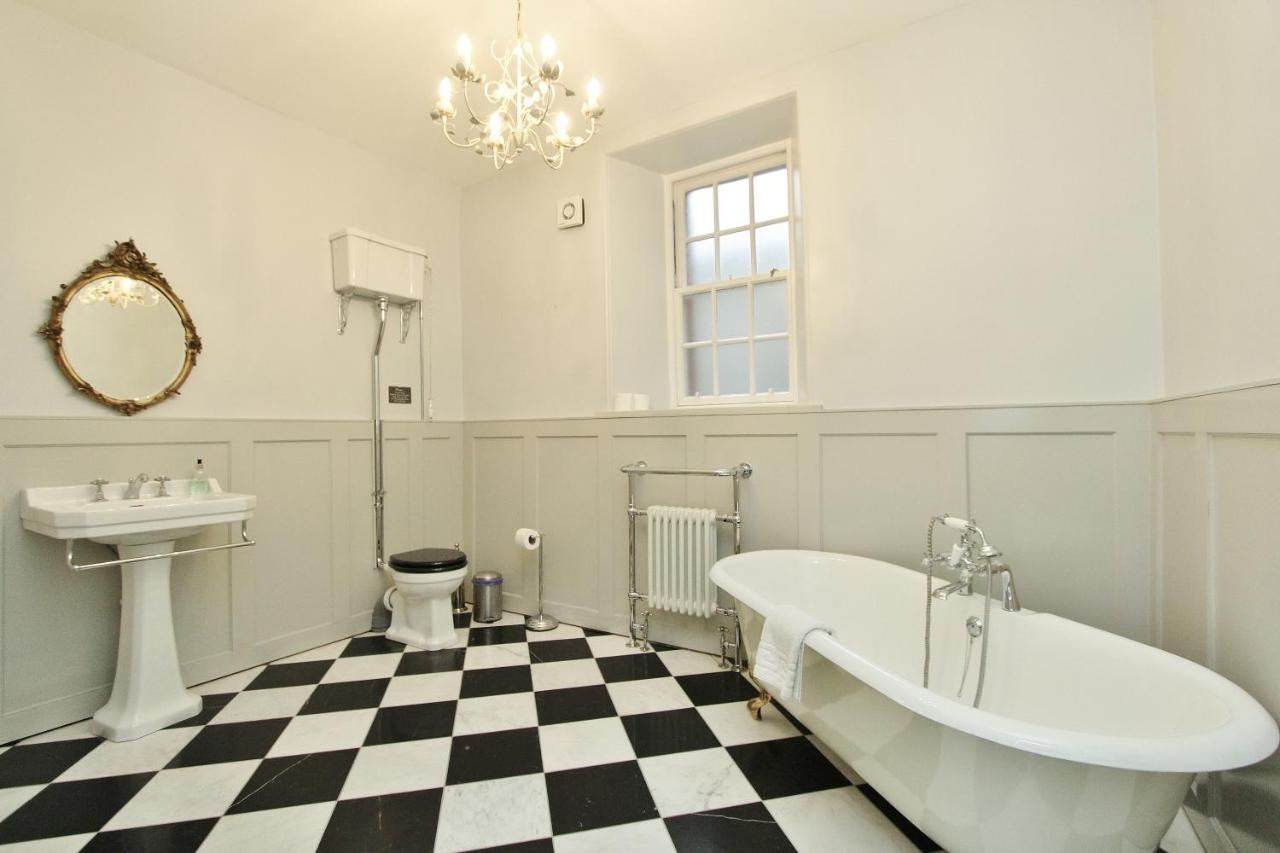 Elegant 3-Bedroom Ramsay Garden Apartment In Edinburgh City Centre Dış mekan fotoğraf