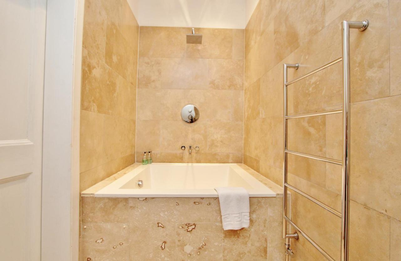 Elegant 3-Bedroom Ramsay Garden Apartment In Edinburgh City Centre Dış mekan fotoğraf